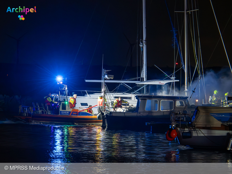 Foto behorende bij Brand verwoest zeiljacht in jachthaven Stellendam